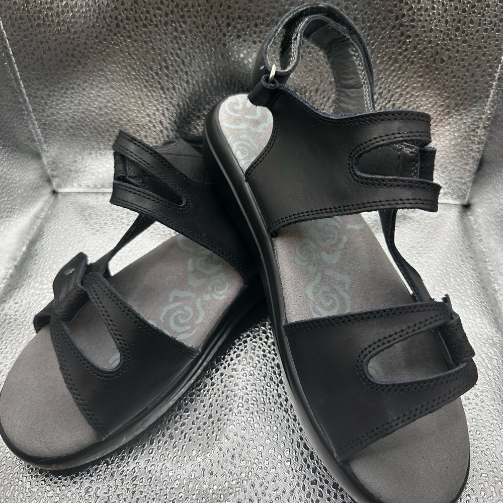 Propet Womens Sling Back Strappy Sandals  Low Heel 1 inch - Black size 5